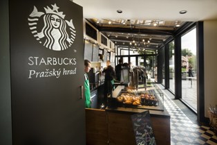 Starbucks v blízkosti Pražského hradu (http://blog.mapaobchodu.cz)